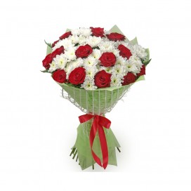 Букет из красных роз с кустовой хризантемой