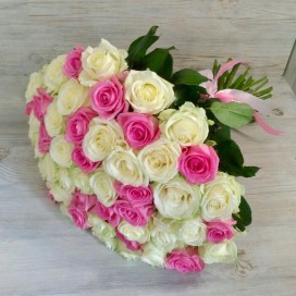 Букет из 51 бело-розовой розы (50см)