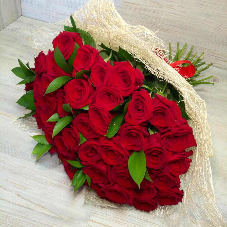 Букет из 51 красной розы (50см) + зелень - crocus-flowers38.ru