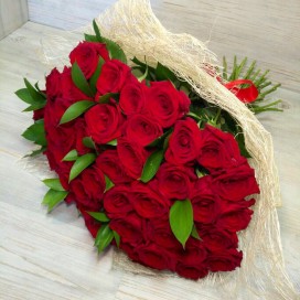 Букет из 51 красной розы (50см) + зелень