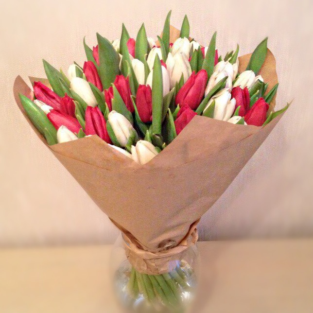 49 белых и красных тюльпана - crocus-flowers38.ru