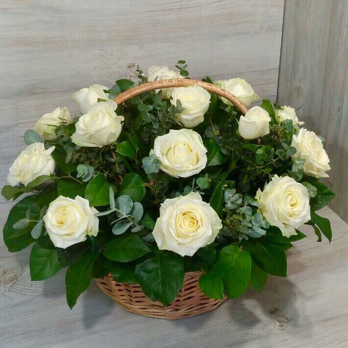 Корзина из 19 белых роз - crocus-flowers38.ru