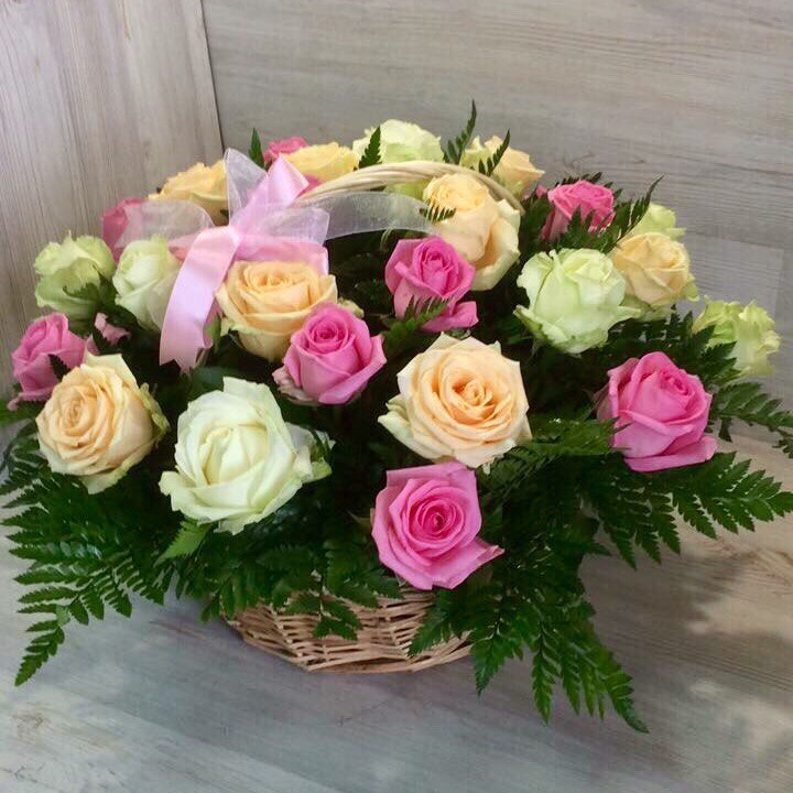 Корзина из 29 разноцветных роз - crocus-flowers38.ru