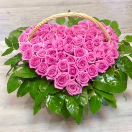 Сердце из 51 розовой розы