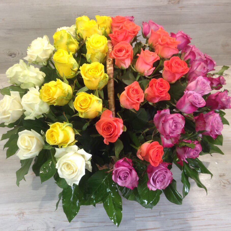Корзина из 51 яркой розы - crocus-flowers38.ru