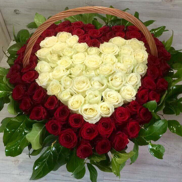 Корзина из 101 красной и белой розы в виде сердца - crocus-flowers38.ru