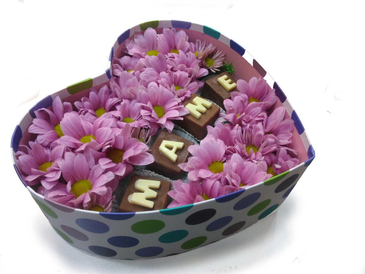 Коробочка с шоколадом и хризантемами - crocus-flowers38.ru