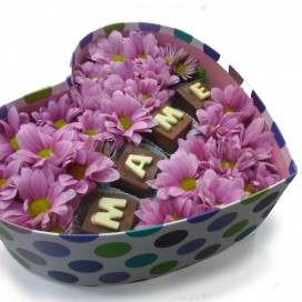Коробочка с шоколадом и хризантемами