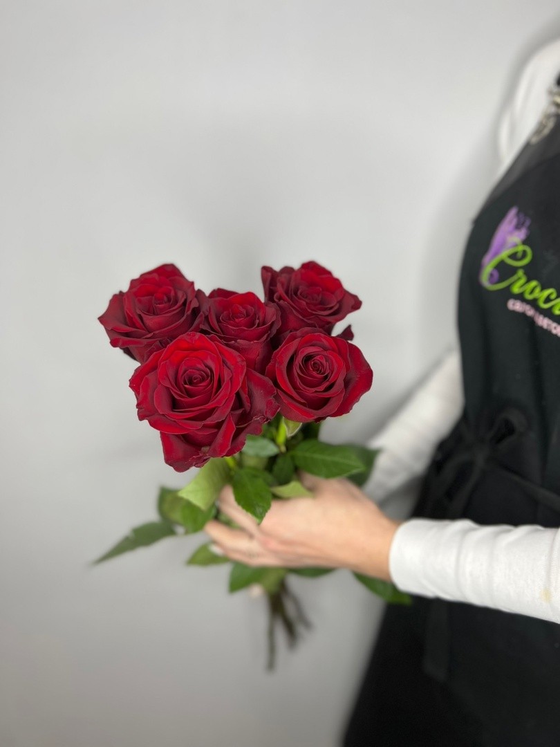 5 красных роз с лентой - crocus-flowers38.ru