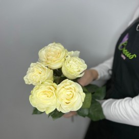 5 белых роз с лентой