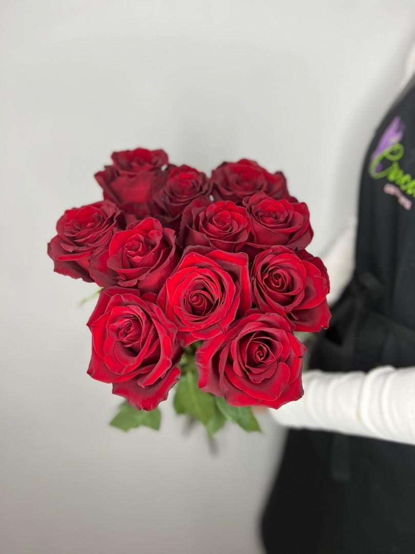 11 красных роз с лентой - crocus-flowers38.ru