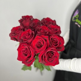 11 красных роз с лентой