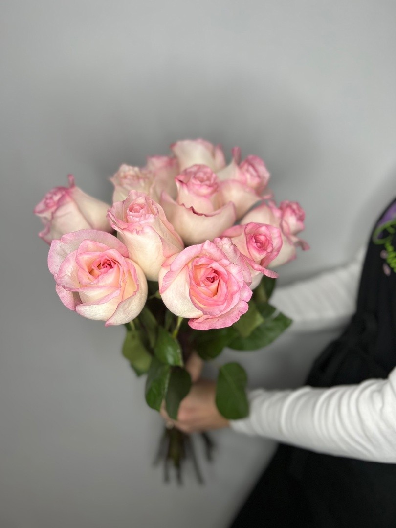 11 розовых роз с лентой