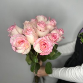 11 розовых роз с лентой