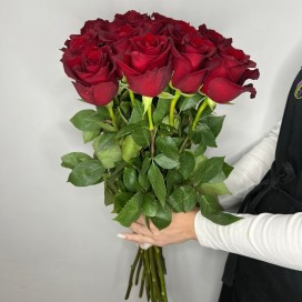 15 красных роз с лентой