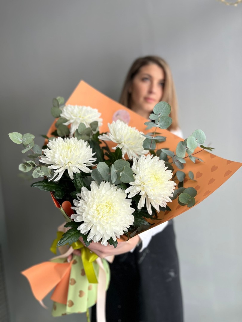 5 хризантем с эвкалиптом в оформлении - crocus-flowers38.ru
