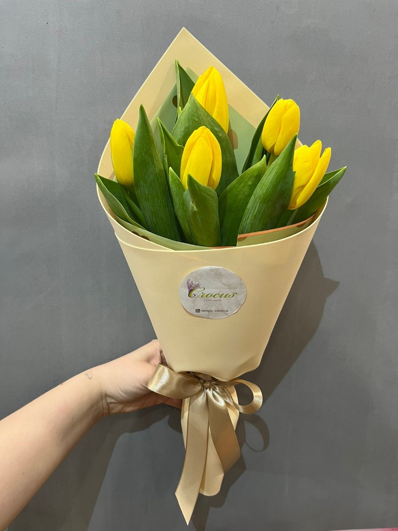 Букет из 5 тюльпанов в оформлении - crocus-flowers38.ru
