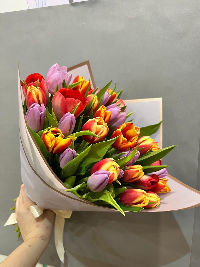 Букет из 35 тюльпанов в оформлении - crocus-flowers38.ru